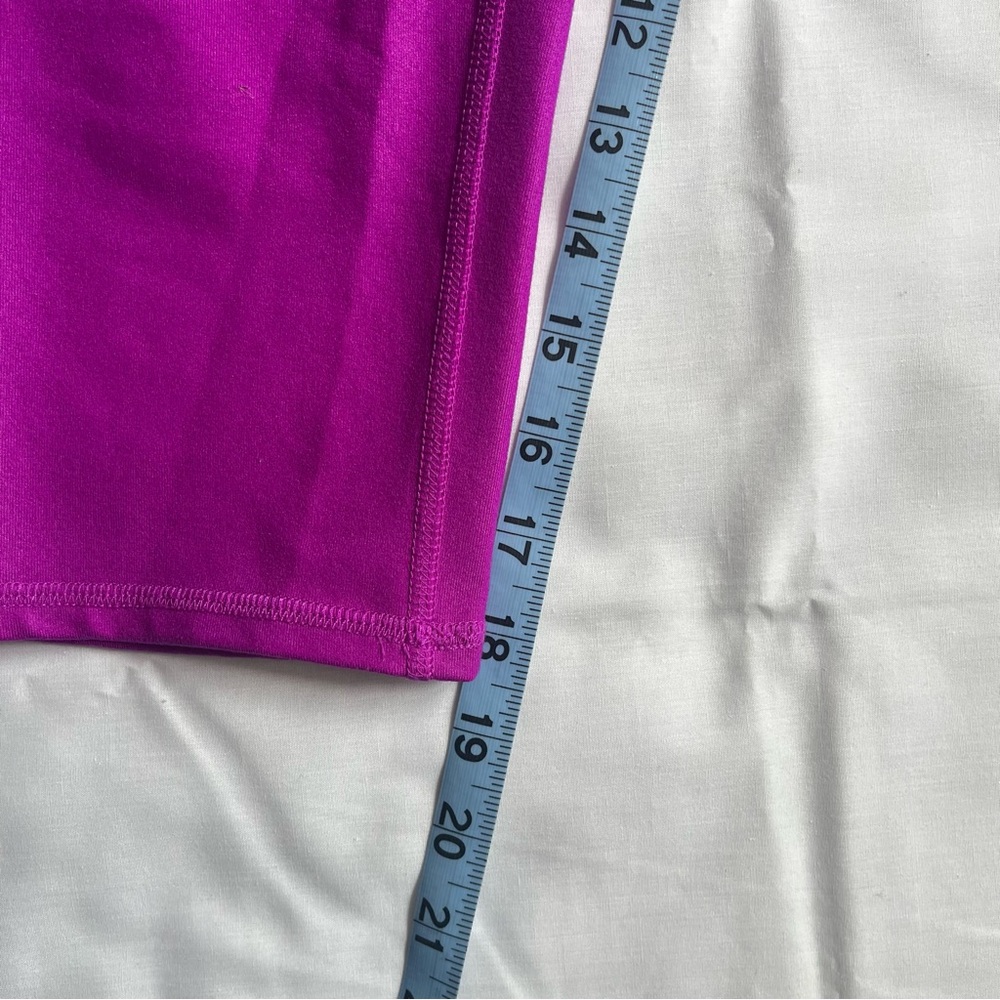 ALO Yoga. Size M. Fuchsia Cropped Leggings. - Picture 4 of 5